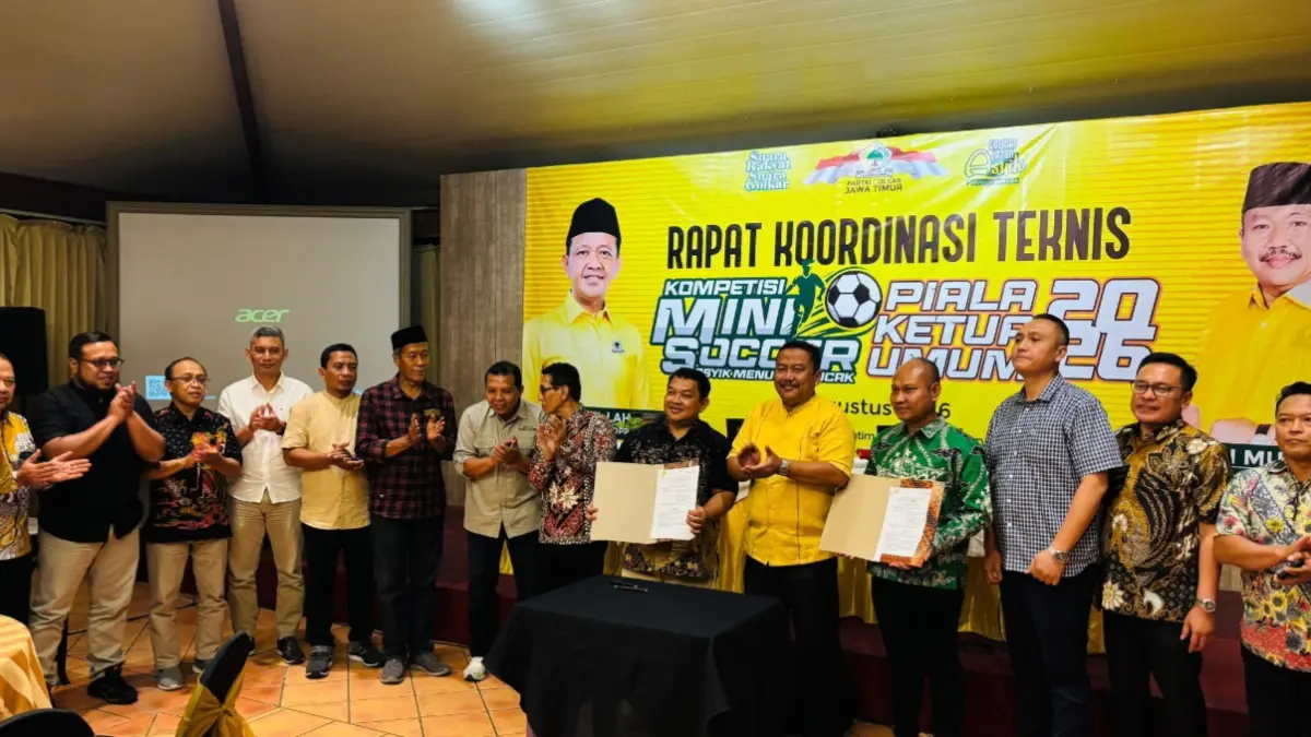 TERBESAR DAN PERTAMA: Ketua DPD Partai Golkar Provinsi Jawa Timur Ali Mufti (tengah, baju kuning) bersama para Direktur Jawa Pos Radar se-Jatim saat penandatanganan MoU turnamen Bahlil Minisoccer Asyik Menuju Puncak. Direktur Jawa Pos Radar Madiun Ockta Prana (dua dari kiri) turut hadir dalam kegiatan tersebut.