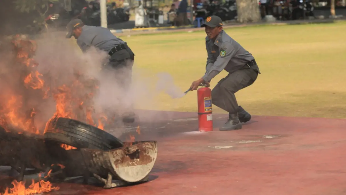 PERLINDUNGAN: Pemkot Madiun masih mengkaji skema pemberian tunjangan rutin bagi anggota Satlinmas Kota Madiun. (BAGAS BIMANTARA/JAWA POS RADAR MADIUN)