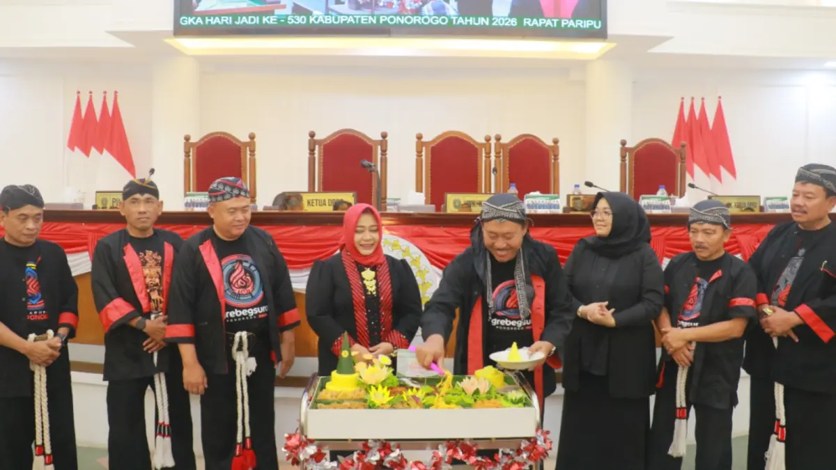 REFLEKSI: DPRD Ponorogo menggelar paripurna istimewa dan pemotongan tumpeng memperingati Hari Jadi ke-530 Kabupaten Ponorogo, Selasa (11/8). (SUGENG DWI N./JAWA POS RADAR PONOROGO)