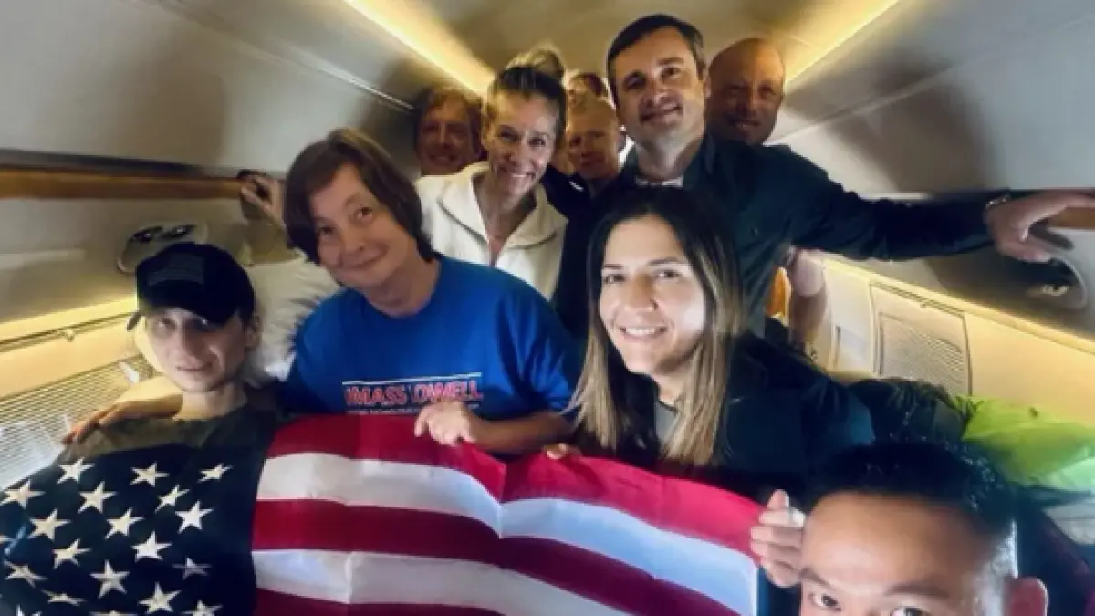 Robert Gilman dalam penerbangannya pulang dari Rusia ke AS (BBC)