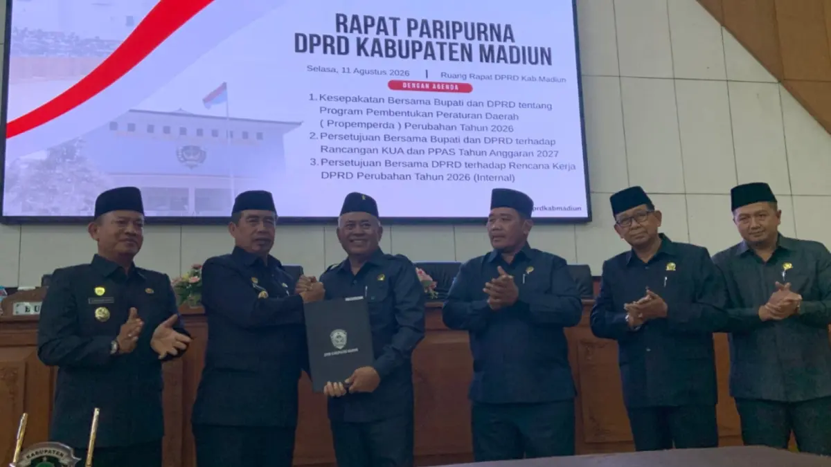 STRATEGIS: DPRD Kabupaten Madiun menggelar rangkaian rapat paripurna membahas sejumlah agenda strategis daerah, Selasa (11/8). (LODITYA F./RADAR CARUBAN)