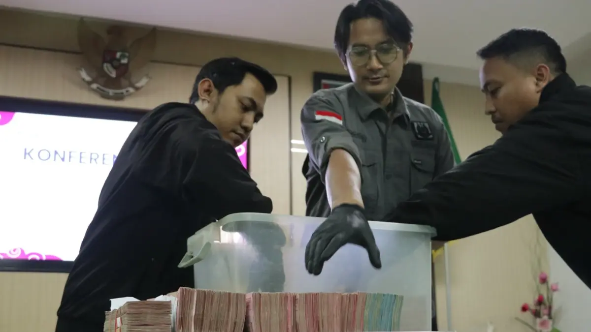 BARANG BUKTI: Kejari Ponorogo menunjukkan uang sitaan dalam penyidikan dugaan korupsi tunjangan perumahan DPRD, Selasa (11/8). (Sugeng Dwi N./Jawa Pos Radar Ponorogo)