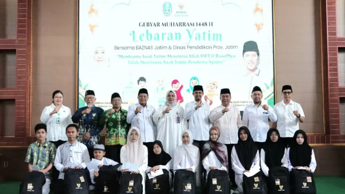 Baznas Provinsi Jawa Timur menyerahkan bantuan pendidikan dan pemberdayaan ekonomi bagi penerima manfaat di SMKN 2 Ngawi, Kamis (13/8).