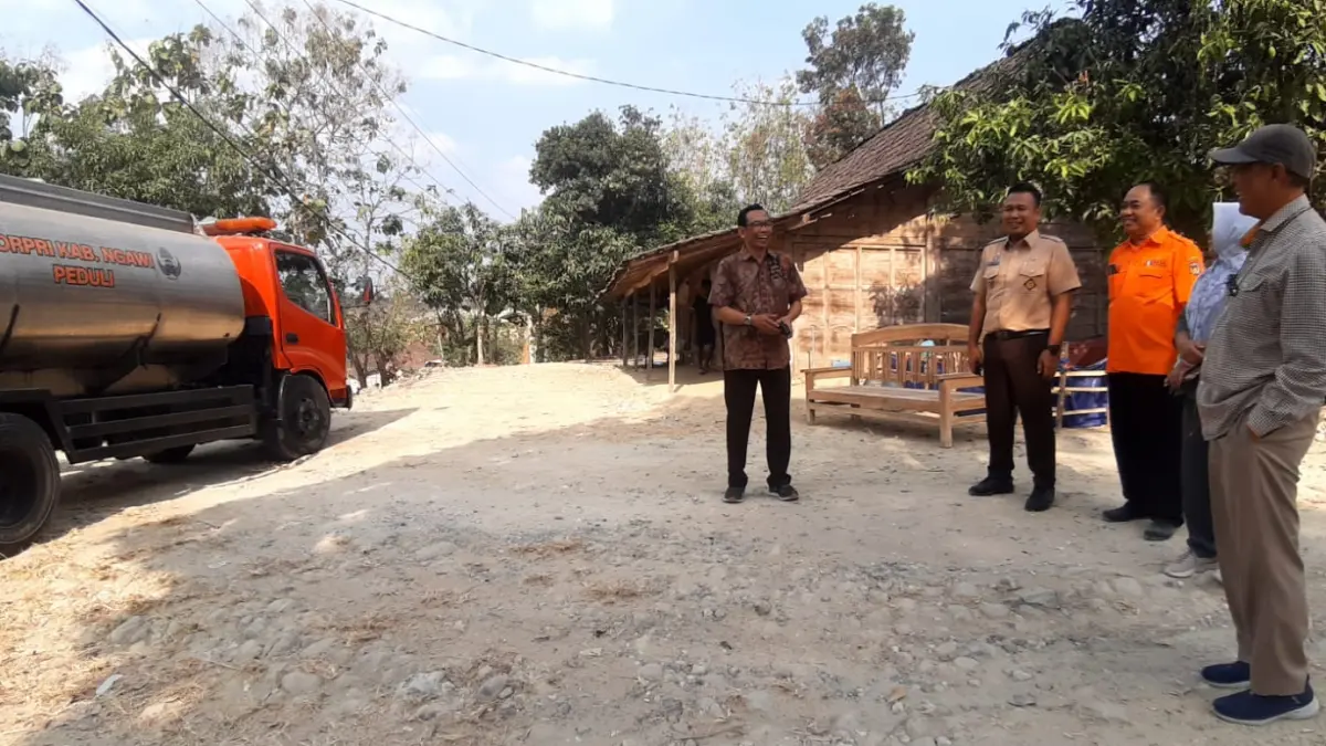 CEK KEKERINGAN: Komisi II DPRD Ngawi meninjau lokasi terdampak krisis air bersih di Kecamatan Pitu, Rabu (12/8). (Asep Syaeful Bachri/Jawa Pos Radar Ngawi)