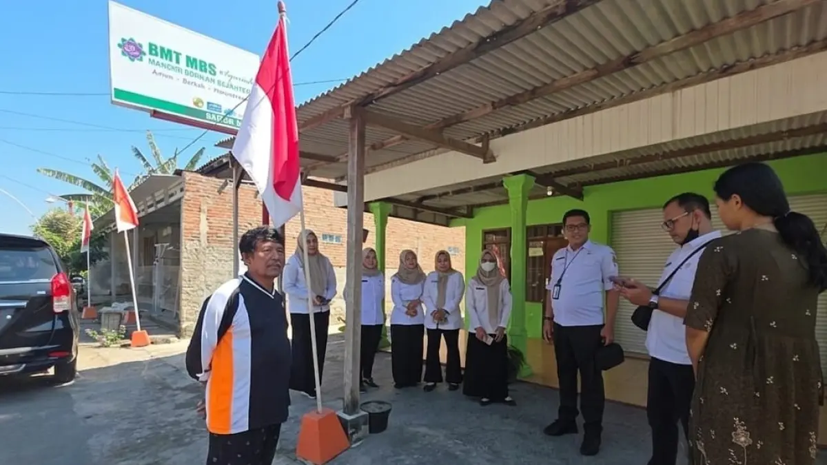 CEK LAPANGAN: Kabid Koperasi Disperdagkop-UM Kabupaten Madiun Citra Noviyanto melakukan peninjauan ke kantor KSPPS BMT MBS Syariah, Rabu (12/8).