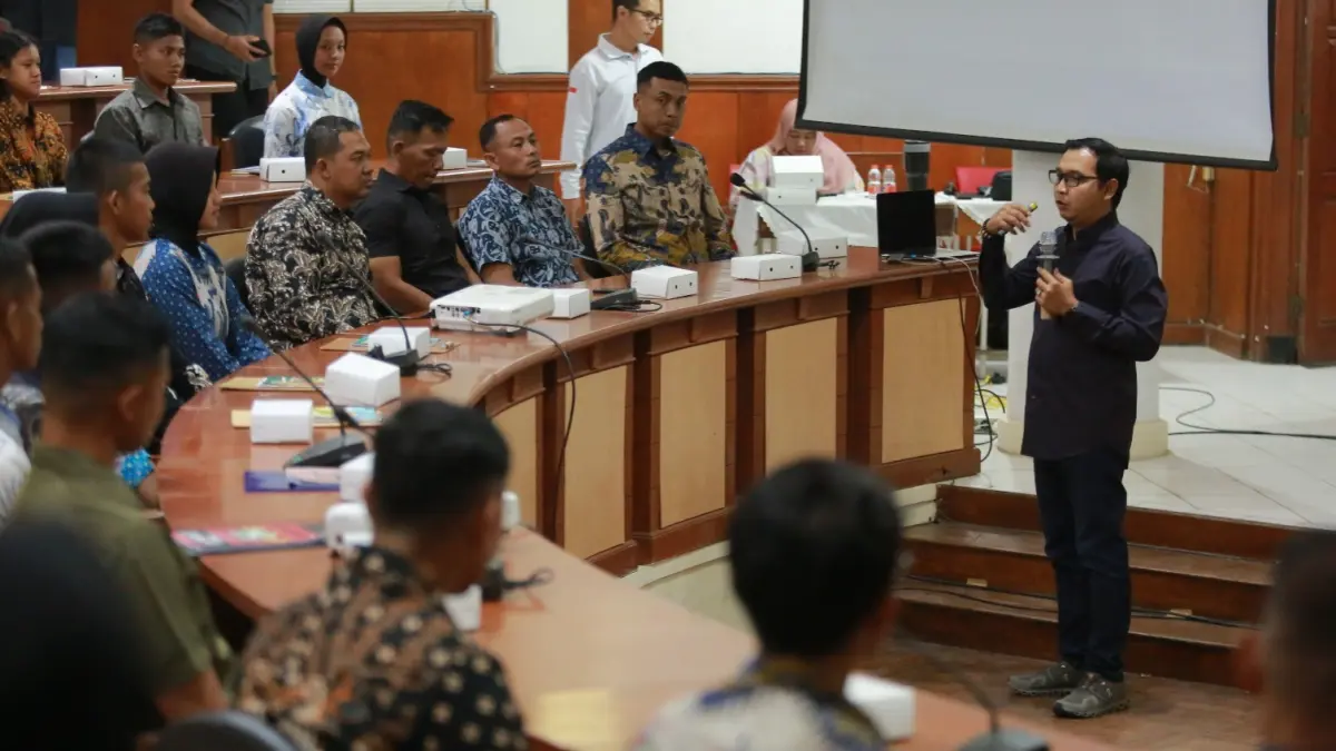 DIGEMBLENG: Anggota Paskibra Kota Madiun mengikuti diklat dan karantina di Perhutani Forestry Institute menjelang tugas pengibaran Merah Putih. (BAGAS BIMANTARA/JAWA POS RADAR MADIUN)