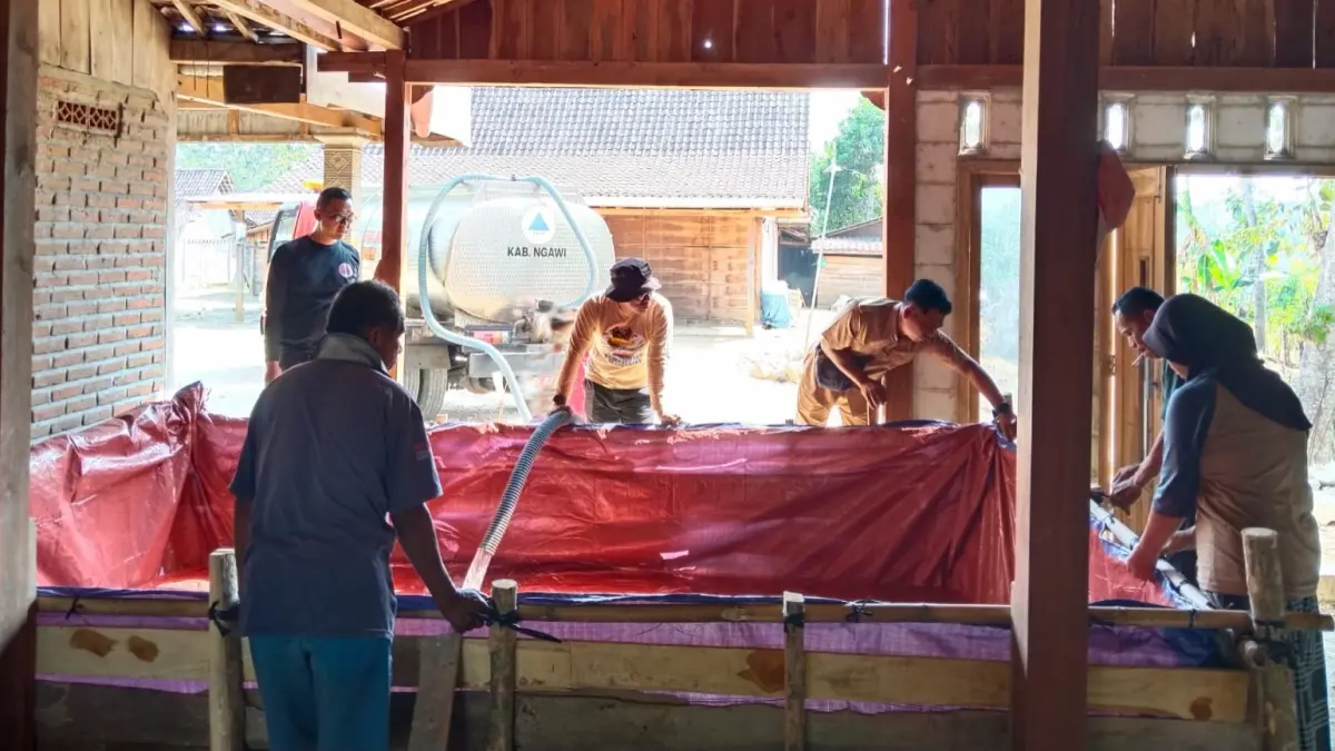 DISTRIBUSI AIR: BPBD Ngawi memasok air bersih untuk warga terdampak kekeringan di Desa Suruh, Kecamatan Bringin, Rabu (12/8). (Asep Syaeful Bachri/Jawa Pos Radar Ngawi)
