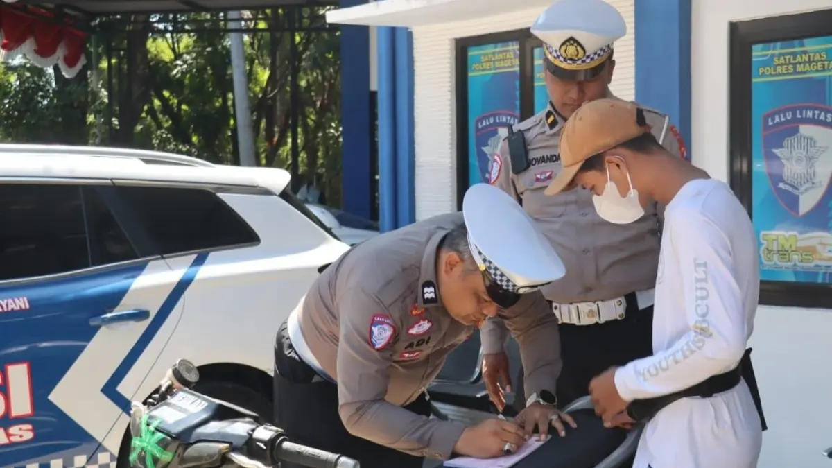 EFEK JERA: Polisi memberikan surat tilang dan pembinaan kepada remaja yang melakukan aksi wheelie di sekitar Pendapa Surya Graha Magetan, Rabu (12/8). (AJI PUTRA/RADAR MAGETAN)