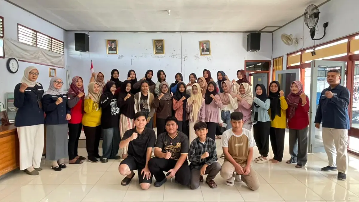 GENERASI HEBAT: Kepala Desa Mojomanis Sunardi berfoto bersama para remaja seusai kegiatan Posyandu Remaja di kantor desa.