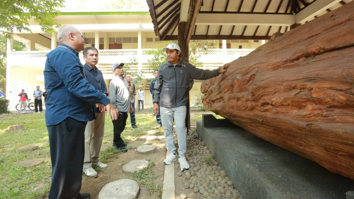 JELAJAH POTENSI: Plt Wali Kota Madiun F. Bagus Panuntun bertemu jajaran Perhutani Forestry Institute membahas rencana pengembangan wisata kehutanan, Kamis (13/8). (Bagas Bimantara/Jawa Pos Radar Madiun)