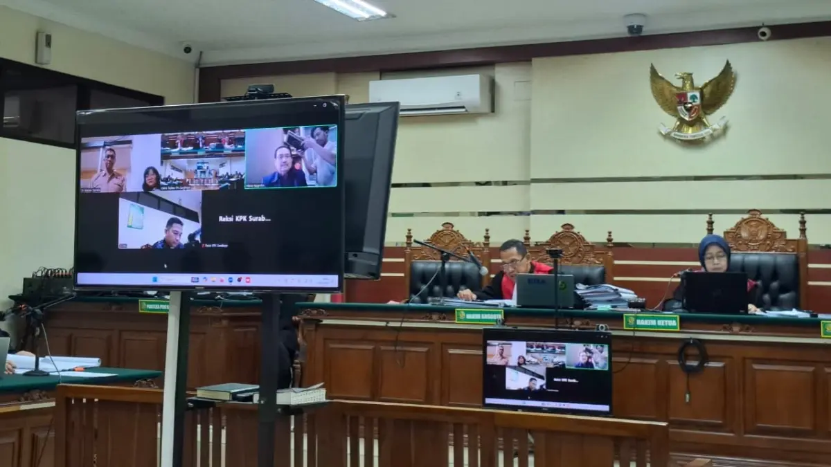 KETERANGAN AHLI: Dua saksi ahli memberikan keterangan secara daring dalam sidang perkara dugaan korupsi Maidi dkk di Pengadilan Tipikor Surabaya, Kamis (13/8). (Istimewa)