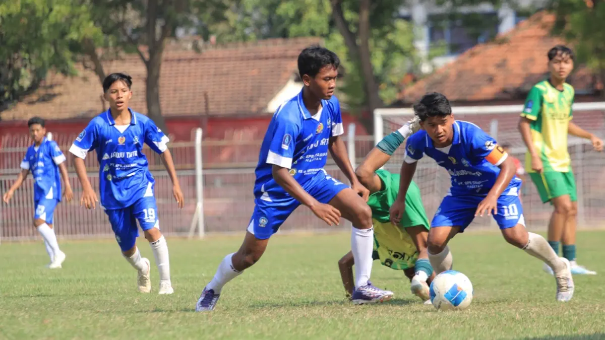 LAGA PERDANA: Skuad Persemag Magetan U-17 menghadapi Triple’s Kediri pada laga pembuka Grup A Piala Soeratin U-17 di Stadion Ketonggo, Ngawi, Rabu (12/8). (Aji Putra/Radar Magetan)