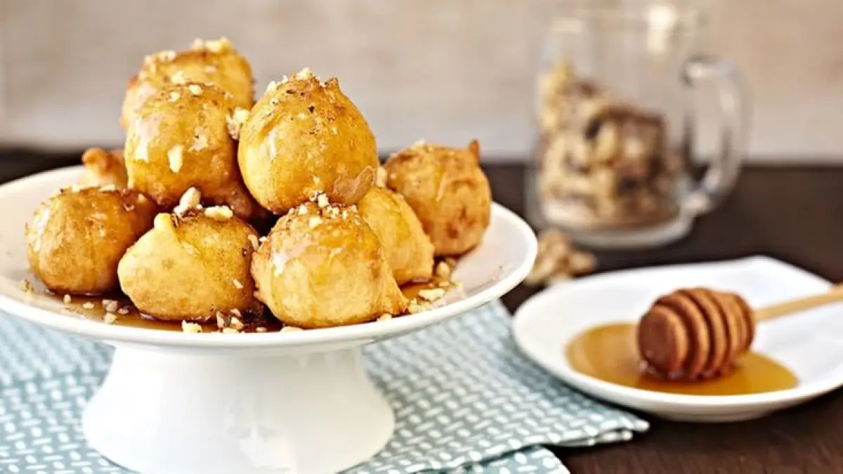 Loukoumades, donat mini khas Yunani bersiram madu dan bertabur kacang cincang.