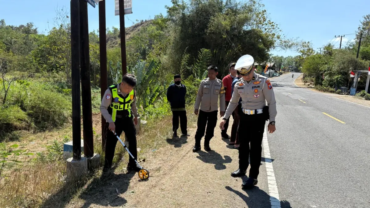 OLAH TKP: Petugas Unit Gakkum Satlantas Polres Pacitan memeriksa lokasi mobil menabrak rombongan pelajar peserta gerak jalan di Punung. (Istimewa)