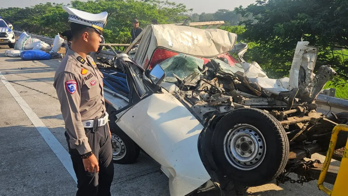 RINGSEK: Kondisi mobil pikap setelah terlibat kecelakaan beruntun di Tol Ngawi-Madiun KM 594.200 A, Kamis (13/8). (Satlantas Polres Magetan)