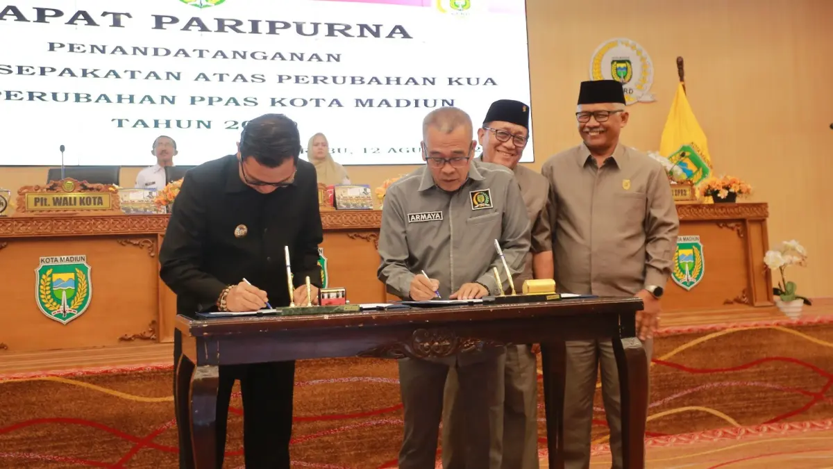 SEPAKAT: Pimpinan DPRD bersama Plt Wali Kota Madiun F. Bagus Panuntun menandatangani nota KUA-PPAS Perubahan 2026, Rabu (12/8). (BAGAS BIMANTARA/JAWA POS RADAR MADIUN)