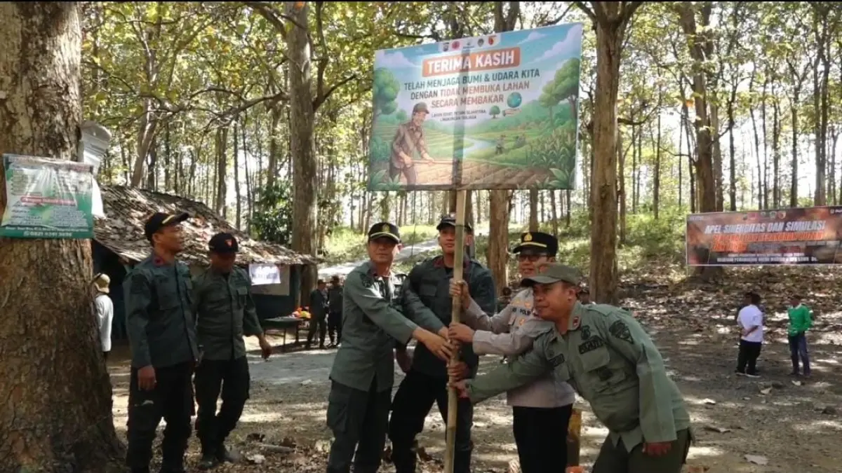 SIAGA KARHUTLA: Personel lintas instansi mengikuti simulasi pengendalian kebakaran hutan dan lahan di kawasan BKPH Dungus, Kare.