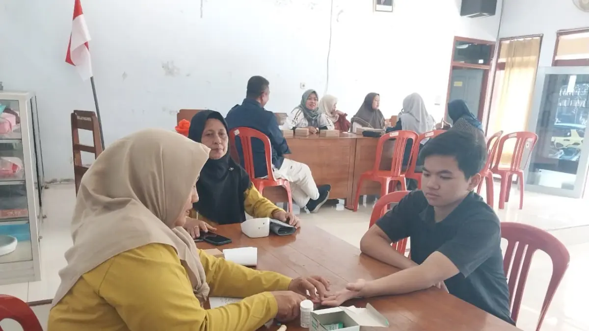 SKRINING: Petugas kesehatan melakukan pemeriksaan darah terhadap salah seorang peserta Posyandu Remaja Desa Mojomanis.