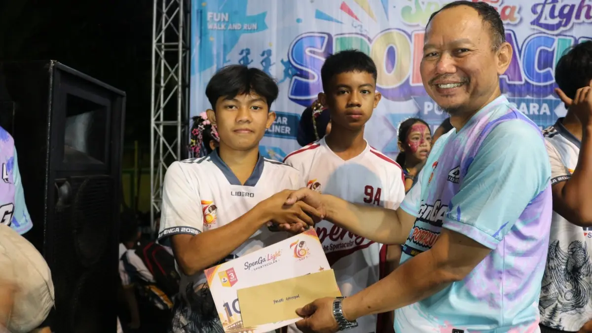 SPORTAKULER: Keluarga besar SMPN 3 Madiun memeriahkan HUT ke-76 melalui SpenGa Light Sportacular yang mengusung semangat bersinergi, berprestasi, dan berbagi energi positif.