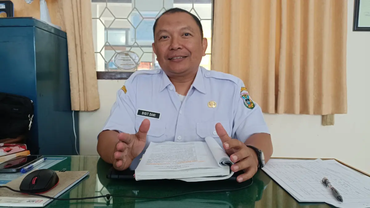 VERIFIKASI BERKAS: Panitia Pilkades Serentak Pacitan 2026 diwajibkan mencocokkan ijazah bacakades dengan dokumen asli. (Jawa Pos Radar Pacitan)