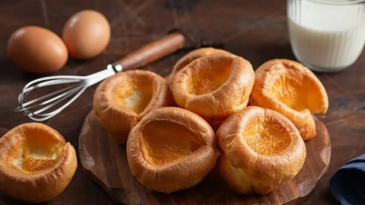 Yorkshire pudding, kudapan renyah asal Inggris. (Pinterest) 
