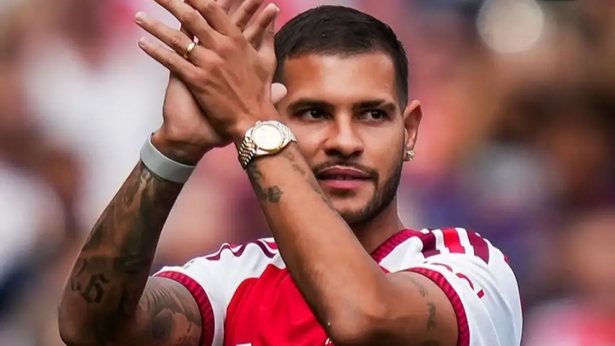 Bruno Guimaraes saat diperkenalkan ke pendukung Arsenal.
