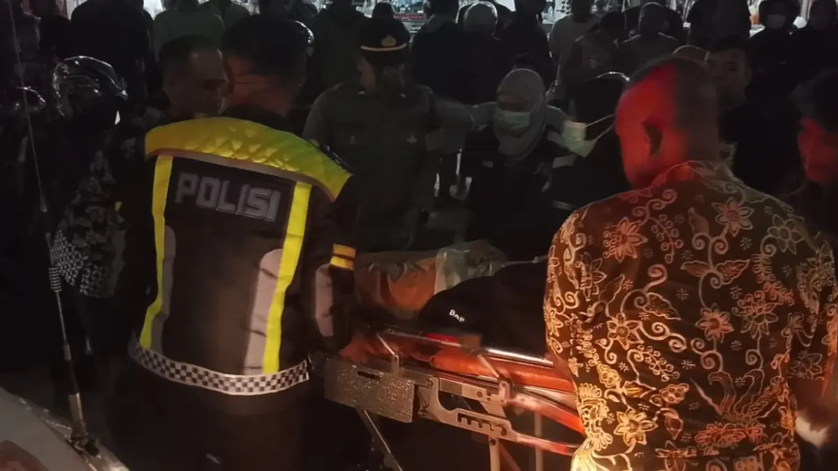 OLAH TKP: Polisi memeriksa lokasi kecelakaan Toyota Innova dan Honda PCX di simpang SMPN 2 Pacitan, Rabu (12/8) malam. (Istimewa)