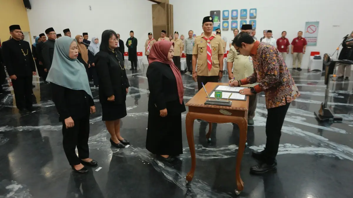 ROTASI: Plt Wali Kota Madiun F. Bagus Panuntun melantik 52 pejabat administrator, pengawas, dan fungsional untuk menempati jabatan baru, Jumat (14/8). (Bagas Bimantara/Jawa Pos Radar Madiun)