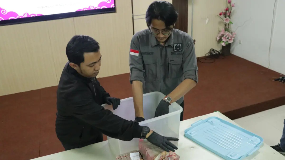 BARANG BUKTI: Kejari Ponorogo menyita uang dalam penyidikan dugaan korupsi tunjangan perumahan DPRD periode 2023–2026. Total uang yang diamankan mencapai Rp 3,03 miliar. (Sugeng Dwi N./Jawa Pos Radar Ponorogo)