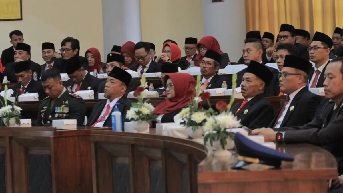 KAWAL PROGRAM: Plt Ketua DPRD Magetan Suyatno bersama jajaran pimpinan dewan, Bupati Nanik Endang Rusminiarti, dan forkopimda seusai Rapat Paripurna Istimewa. (Aji Putra/Radar Magetan)