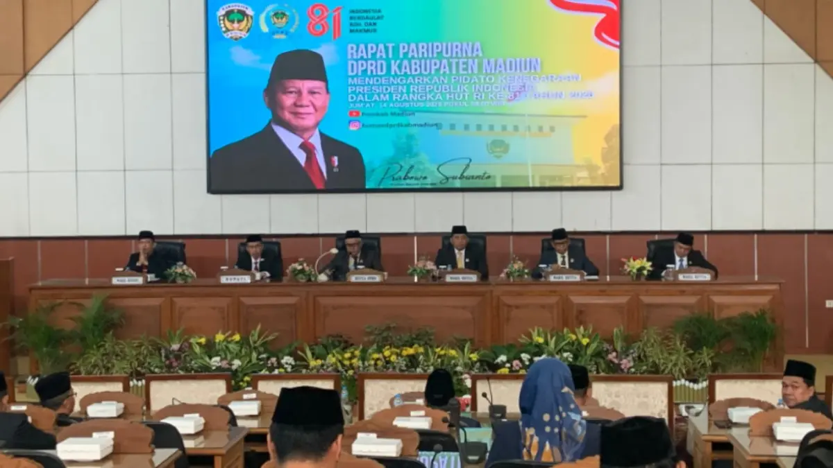 KHIDMAT: Para wakil rakyat, bupati, wakil bupati, forkopimda, maupun OPD saat mendengarkan pidato kenegaraan.