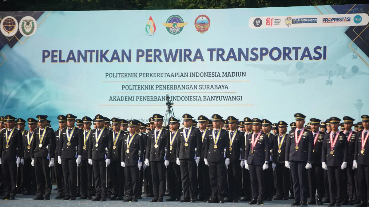 PERWIRA TRANSPORTASI: Sebanyak 352 perwira dari tiga perguruan tinggi di bawah Kementerian Perhubungan resmi dilantik di PPI Madiun, Sabtu (15/8). Para lulusan dipersiapkan mengisi kebutuhan SDM sektor transportasi sebagai regulator maupun operator.