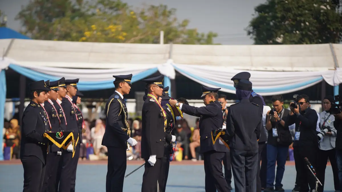 PERWIRA TRANSPORTASI: Sebanyak 352 perwira dari tiga perguruan tinggi di bawah Kementerian Perhubungan resmi dilantik di PPI Madiun, Sabtu (15/8). Para lulusan dipersiapkan mengisi kebutuhan SDM sektor transportasi sebagai regulator maupun operator.
