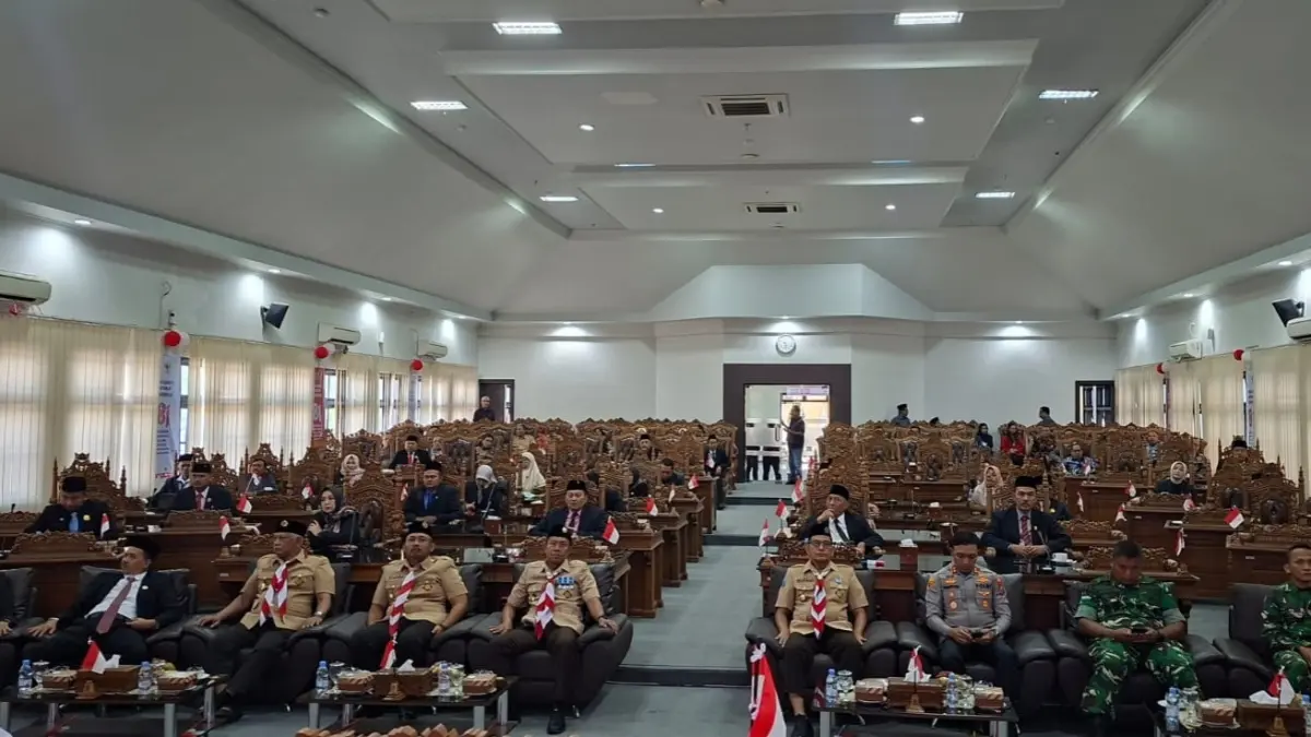 PIDATO KENEGARAAN: DPRD Ngawi menggelar rapat paripurna mendengarkan pidato kenegaraan Presiden Prabowo Subianto menjelang HUT ke-81 RI, Jumat (14/8). (Asep Syaeful Bachri/Jawa Pos Radar Ngawi)