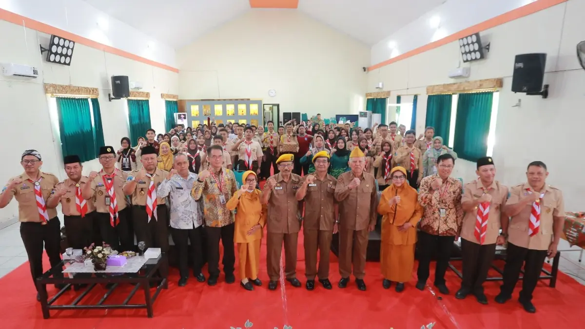 SEMANGAT KEMERDEKAAN: Kepala SMA/SMK, pengurus OSIS, dan anggota LVRI mengikuti Bincang Inspiratif Jejak Juang Para Veteran di SMKN 3 Madiun, Jumat (14/8). (Bagas Bimantara/Jawa Pos Radar Madiun)