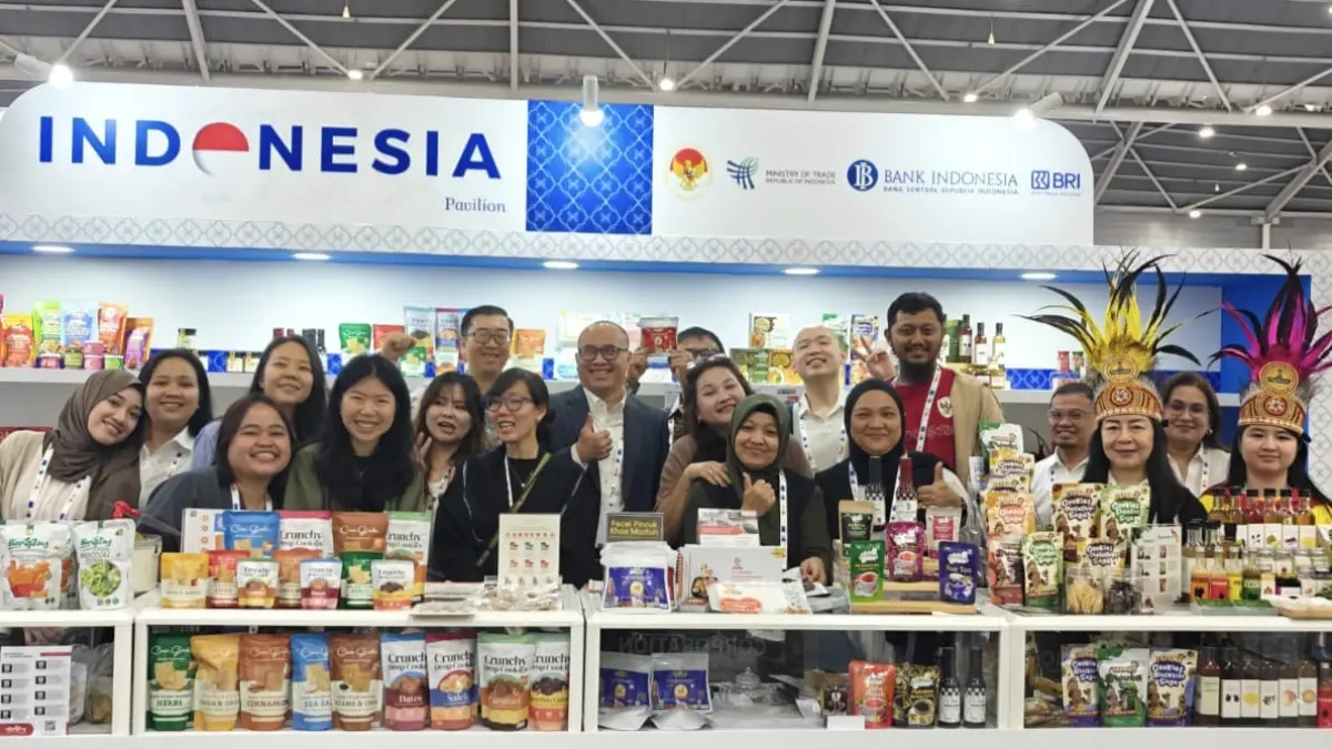 GO GLOBAL: Produk camilan lokal NOMNOM mulai menarik perhatian pasar internasional setelah mengikuti pameran di Singapura yang difasilitasi BRI. (Dok/BRI)