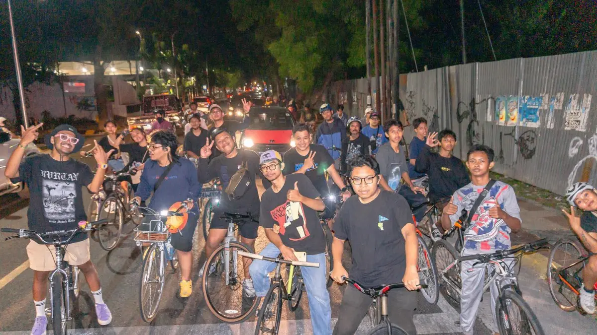 GOWES BERSAMA: Peserta Madiun Last Friday Ride menyusuri jalanan Kota Madiun. MLFR rutin digelar setiap Jumat terakhir tiap bulan sekaligus menyuarakan hak pesepeda di jalan. (Bagas Bimantara/Jawa Pos Radar Madiun)