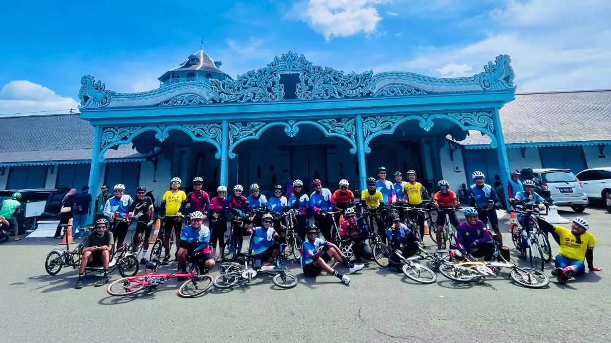 GUYUB: Anggota Pit Lempit Madiun menikmati agenda gowes bersama. Berawal dari sekitar 10 orang pada 2011, komunitas sepeda lipat tersebut kini memiliki sekitar 200 anggota. (Istimewa/Jawa Pos Radar Madiun)