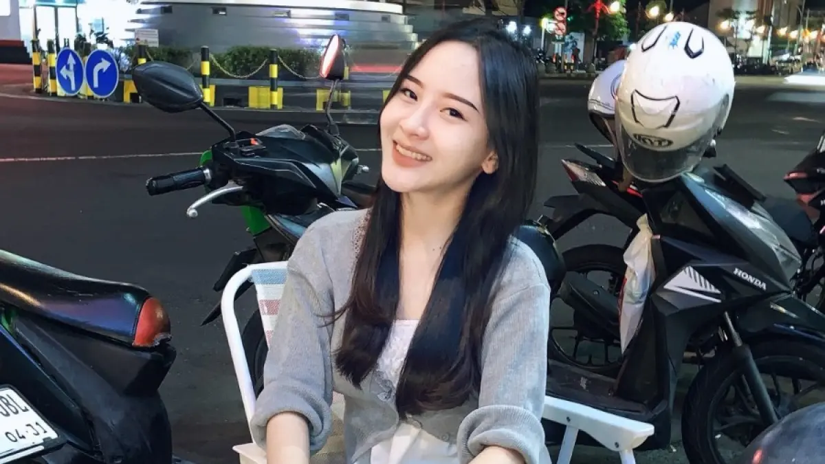 KREATOR MUDA: Tiara Novembrina Briliantika menekuni dunia content creator dan mulai mengembangkannya sebagai peluang karier digital. (Jawa Pos Radar Madiun)