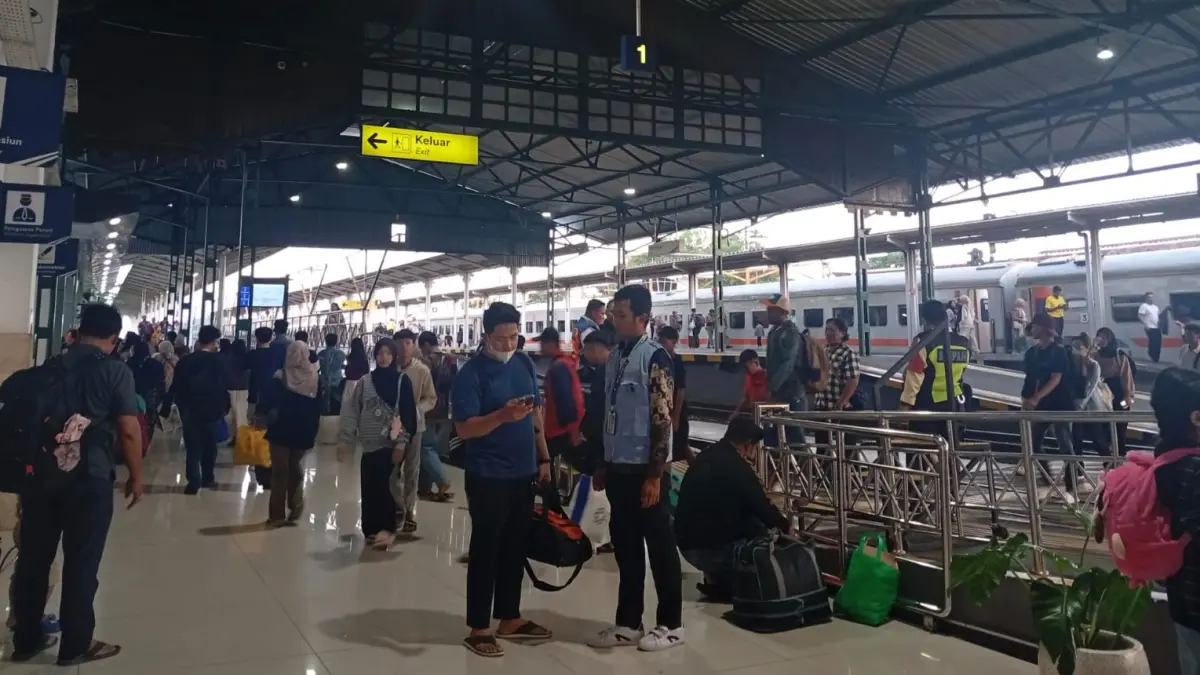 LIBUR PANJANG: Mobilitas penumpang kereta api di wilayah KAI Daop 7 Madiun meningkat selama libur HUT ke-81 Kemerdekaan RI. (Dok/Jawa Pos Radar Madiun)