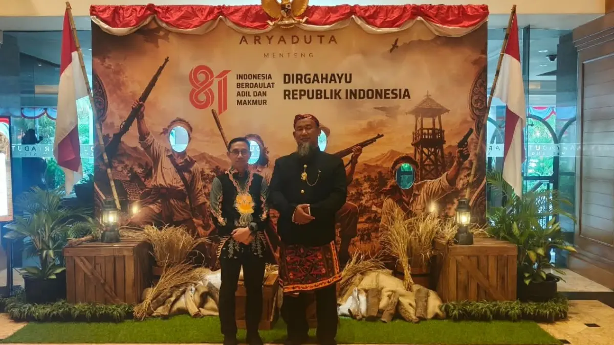 MEMBANGGAKAN: Joko Purnomo (kanan), petani asal Ngawi yang menjadi tamu khusus dan disapa Presiden Prabowo Subianto dalam pidato kenegaraan. (Tangkapan Layar/Asep Syaeful Bachri/Jawa Pos Radar Ngawi)
