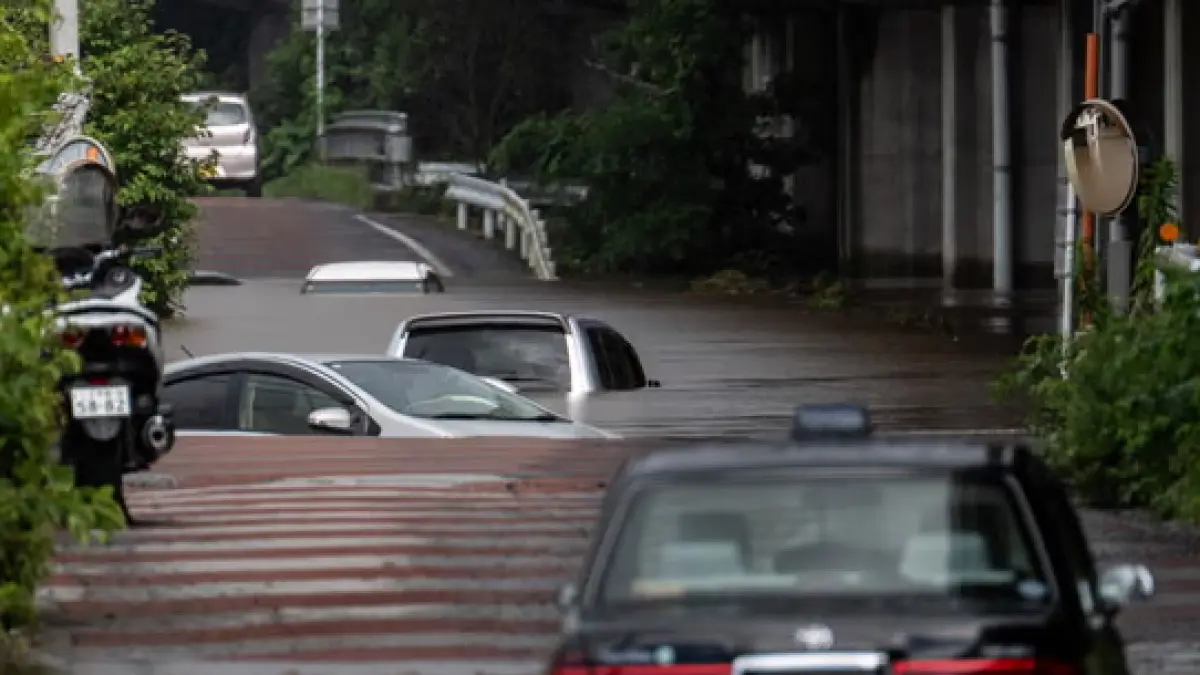Mobil-mobil yang ditinggalkan di jalan yang tergenang banjir di Sakura, prefektur Chiba, setelah hujan lebat yang 