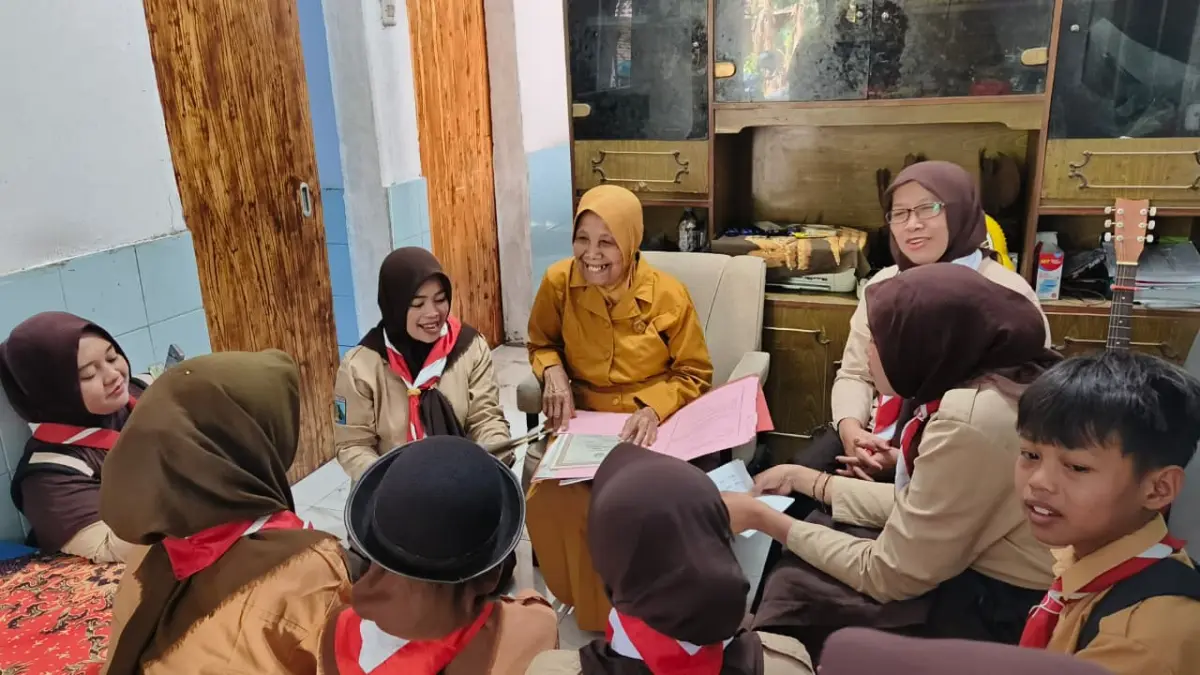 Pelajar menemui veteran dan keluarga pejuang dalam gerakan Murid Menjemput Sejarah menyambut HUT RI ke-81.