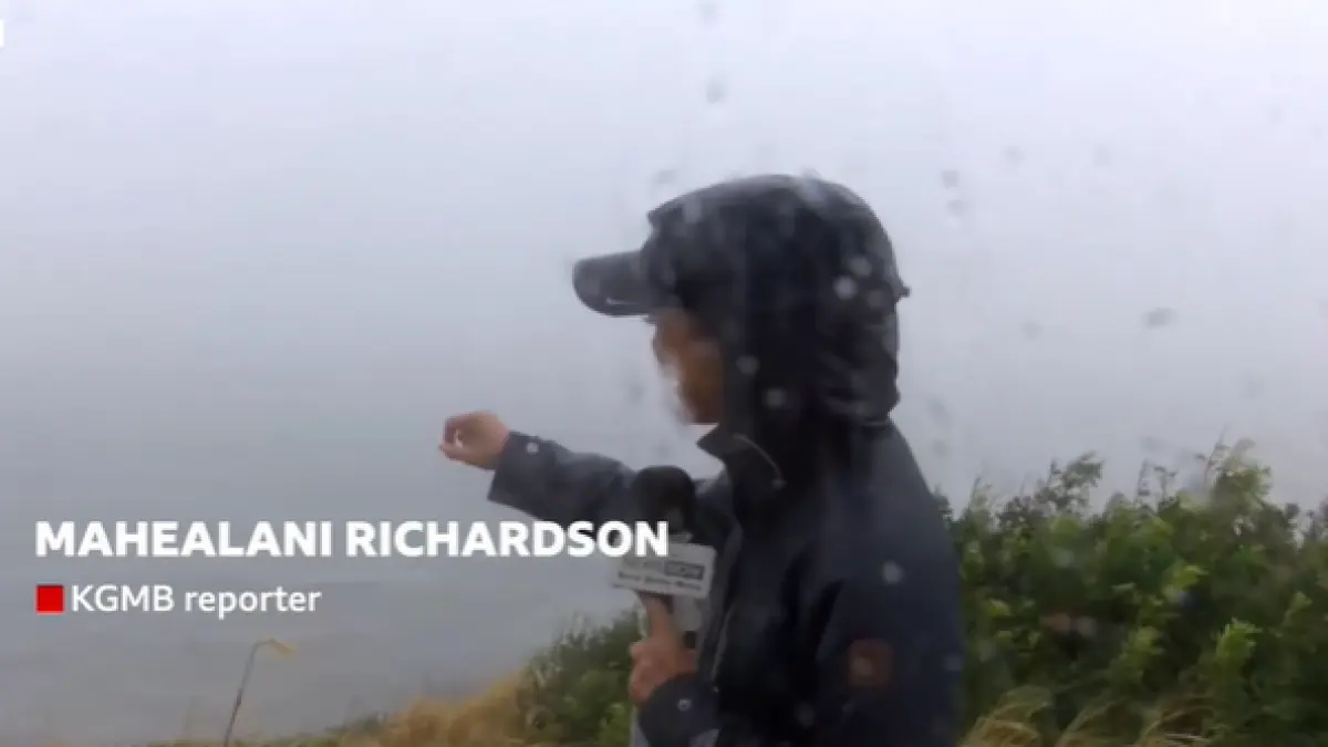 "Sebenarnya sulit bagi kami untuk melihat... Mata saya berair," kata seorang reporter lokal saat siaran langsung TV di pantai Hawaii County. (BBC)