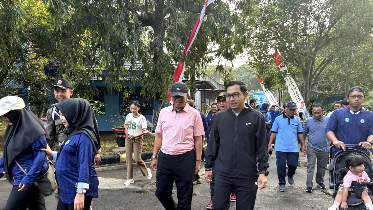 Tiga BUMD Kota Madiun menggelar Jalan Sehat Sinergitas di Ngrowo Bening untuk memperingati HUT ke-81 RI sekaligus memperkuat kolaborasi. Plt Wali Kota Madiun F Bagus Panuntun turut hadir.