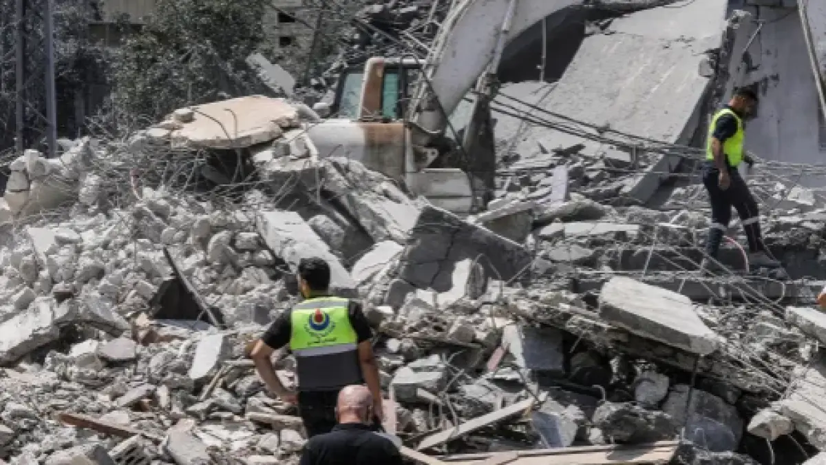 Warga dan petugas penyelamat berkumpul di sebuah rumah di Deir al-Zahrani di Lebanon selatan pada 15 Agustus 2026, setelah rumah tersebut hancur akibat serangan udara Israel. (Al Jazeera)