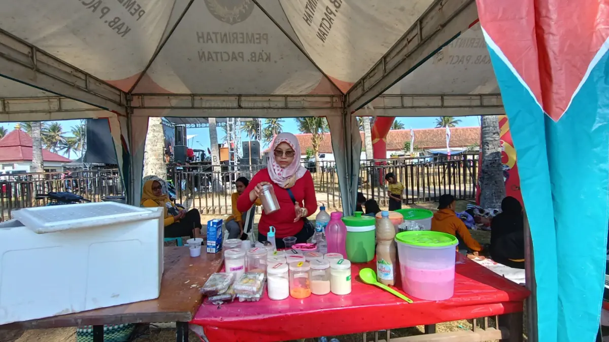 BERDAGANG: Aktivitas pelaku UMKM di Pacitan. Pemanfaatan komoditas lokal dinilai memiliki peluang besar untuk mendorong pertumbuhan industri pengolahan pangan. (Dokumen Radar Pacitan)