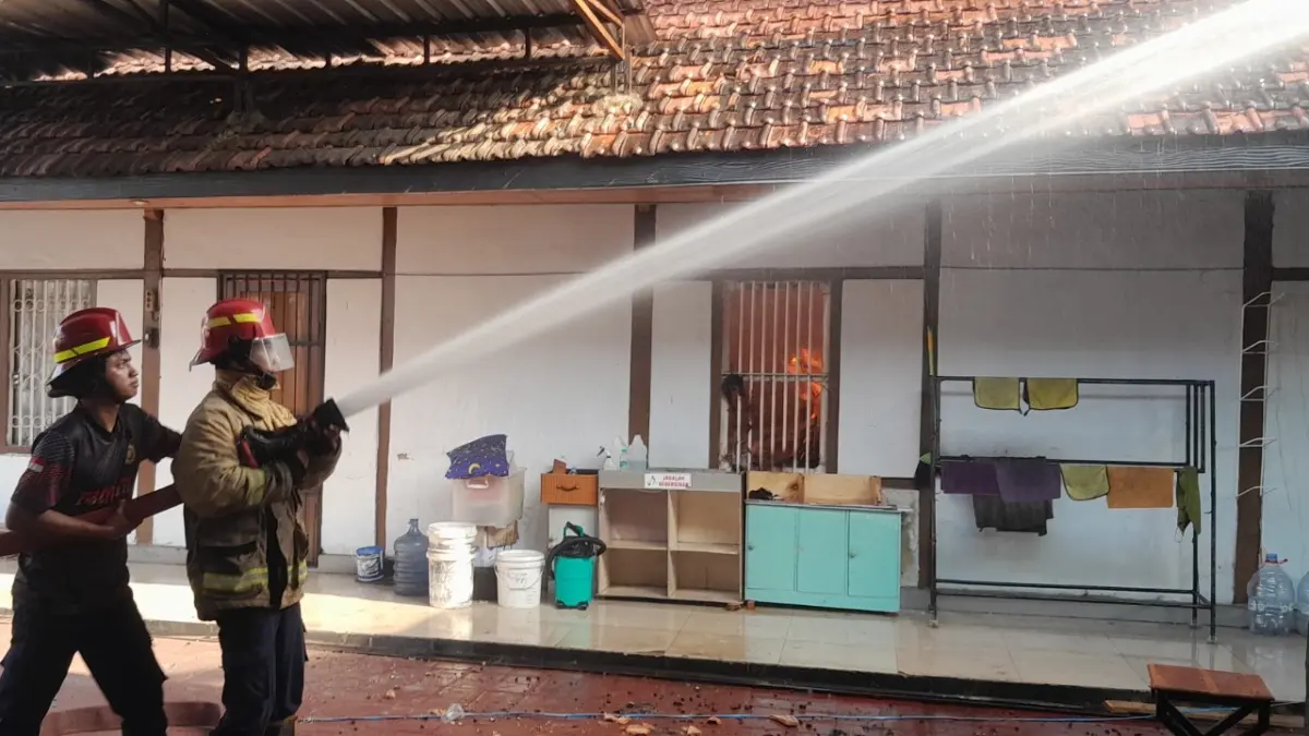 BUTUH PEREMAJAAN: Petugas melakukan penanganan kebakaran di Ngawi beberapa waktu lalu. Pemkab berencana melengkapi sarpras dan memperluas jangkauan armada damkar.