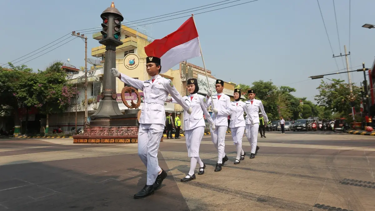 HENING CIPTA: Pengendara berhenti sejenak di salah satu simpang Kota Madiun saat detik-detik Proklamasi, Senin (17/8) pukul 10.00. (Bagas Bimantara/Jawa Pos Radar Madiun)