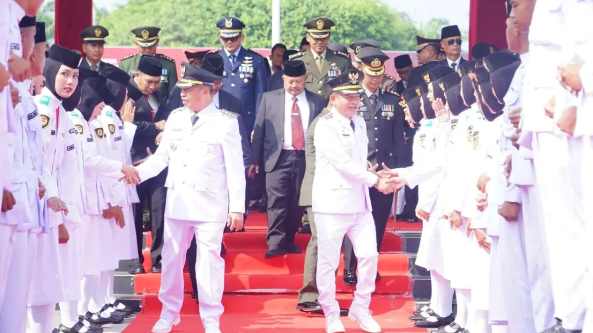 JAGA PERSATUAN: Bupati Madiun Hari Wuryanto memimpin upacara HUT ke-81 RI di Alun-Alun Reksogati sekaligus mengajak generasi muda memperkuat nasionalisme di era digital, Senin (17/8). (Jawa Pos Radar Caruban)